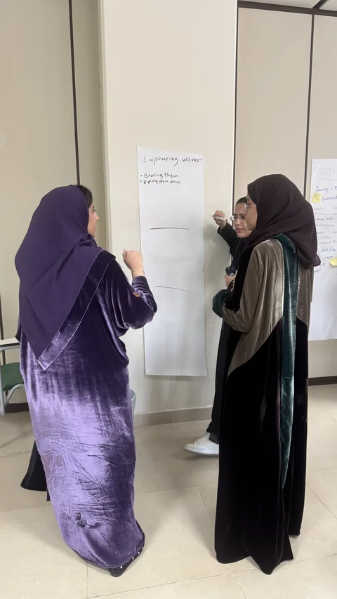Two participants sharing a workshop exercise
